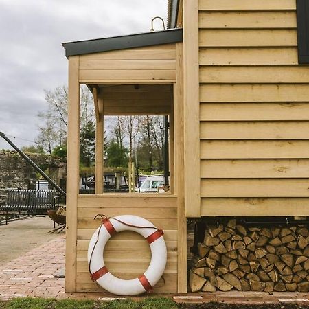 Saltford Island Hut - Outdoor Bath Tub, Firepit And Water Equipment 아파트 외부 사진